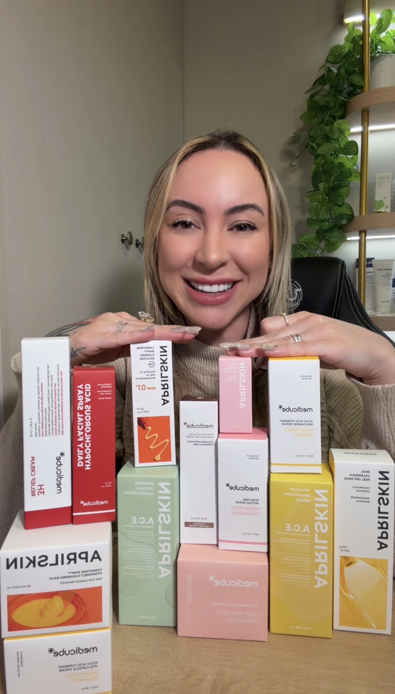 Mai sorrindo com produtos de skincare